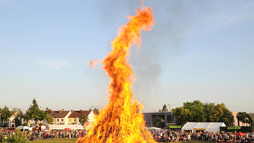In Trudering brennt am 21. Juni Münchens größtes Sonnwendfeuer ab. In Trudering brennt am 21. Juni Münchens größtes Sonnwendfeuer ab.