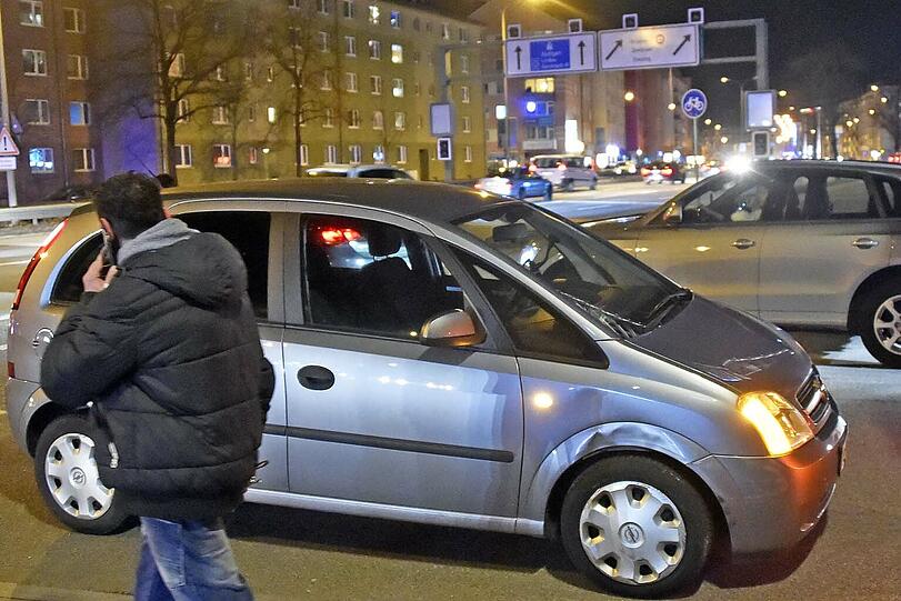 Unfallstelle Tegernseer Landstraße: Am Dienstagabend kollidierte dort ein Lkw mit einem Auto.