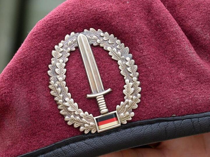 Das Abzeichen des Kommandos Spezialkräfte (KSK) ist an einem Barett zu sehen.