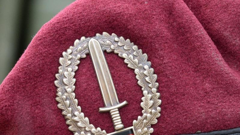 Das Abzeichen des Kommandos Spezialkräfte (KSK) ist an einem Barett zu sehen. Das Abzeichen des Kommandos Spezialkräfte (KSK) ist an einem Barett zu sehen.