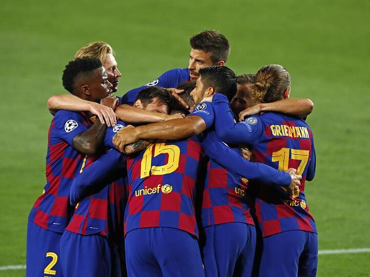 Barcas Clement Lenglet (M) bejubelt sein Tor zum 1:0 mit seinen Mannschaftskollegen.