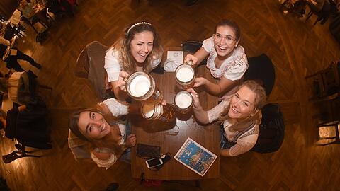 Gute Stimmung bei der Wirtshaus-Wiesn 2020: (v. l.): Marina, Anica, Maria und Julia sitzen bei einer Maß im Hofbräuhaus.