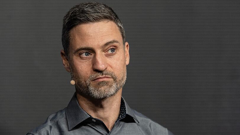 Meron Mendel spricht bei einem Podium der Bildungsstätte Anne Frank und der documenta gGmbH.