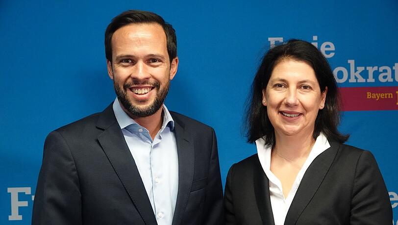 Martin Hagen (li.) und Katja Hessel (beide FDP) stehen bei einer Pressekonferenz zusammen.