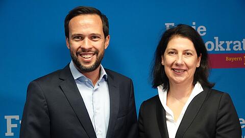 Martin Hagen (li.) und Katja Hessel (beide FDP) stehen bei einer Pressekonferenz zusammen.