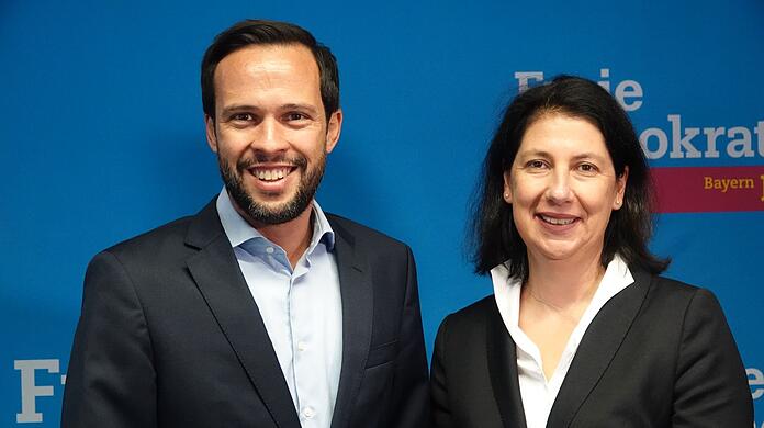 Martin Hagen (li.) und Katja Hessel (beide FDP) stehen bei einer Pressekonferenz zusammen.