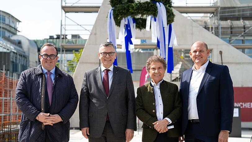 Wirtschaftsreferent Clemens Baumgärtner, Staatskanzlei-chef Florian Herrmann, Münchenbau-chef Friedrich Neumann en architect Laurent Brückner (vanaf links).