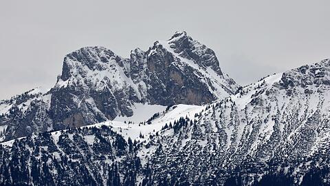 In den kommenden Tagen soll es in Bayern vor allem in den Bergen schneien. (Archivbild)