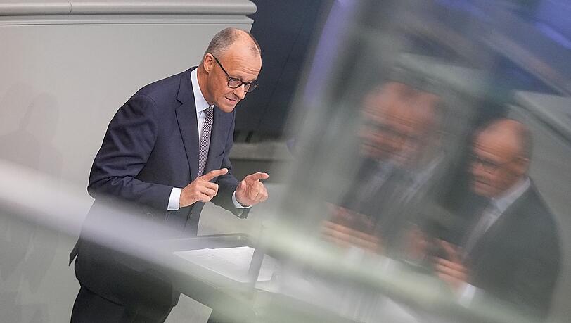 Der Kanzler verteidigt im Bundestag seinen Reformkurs. Der Kanzler verteidigt im Bundestag seinen Reformkurs.