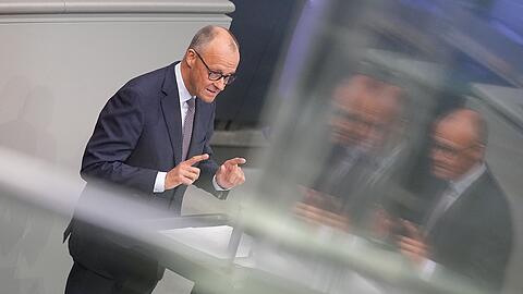 Der Kanzler verteidigt im Bundestag seinen Reformkurs.