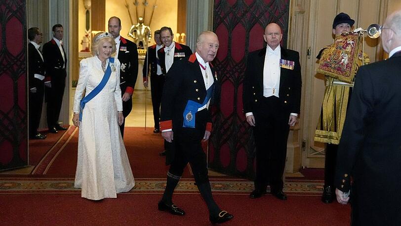 König Charles gefolgt von Königin Camilla und Prinz William auf dem Weg zum Diplomaten-Empfang. König Charles gefolgt von Königin Camilla und Prinz William auf dem Weg zum Diplomaten-Empfang.