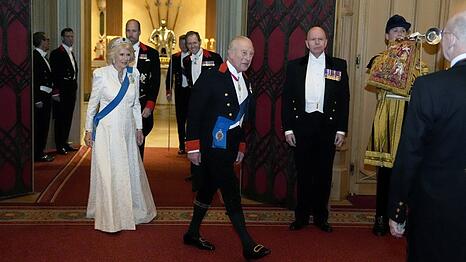 König Charles gefolgt von Königin Camilla und Prinz William auf dem Weg zum Diplomaten-Empfang.