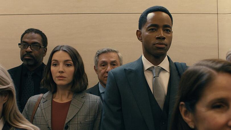 In welche Richtung f&auml;hrt der Karriere-Aufzug f&uuml;r AJ Pascarelli (Ella Hunt, l.)? Das h&auml;ngt ma&szlig;geblich von ihrem Chef Bill Gibson (Jay Ellis) ab.