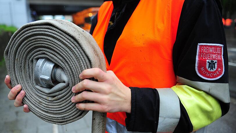 Sechs Menschen erlitten bei dem Brand im niederbayerischen Plattling Rauchvergiftungen und mussten ins Krankenhaus eingeliefert werden. (Archivbild) Sechs Menschen erlitten bei dem Brand im niederbayerischen Plattling Rauchvergiftungen und mussten ins Krankenhaus eingeliefert werden. (Archivbild)