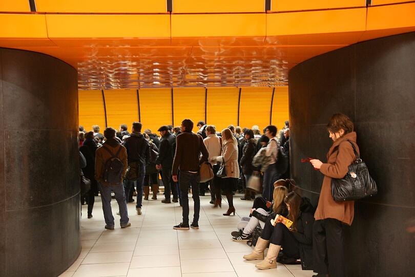 Der Sprecher der Stadtwerke berichtete von &bdquo;massiven Beeinträchtigungen für U-Bahn und Tram&ldquo;. Dort sei auf vielen Strecken etwa bis 8.30 Uhr immer wieder der Strom weg gewesen. Bei der S-Bahn München kam es nach Angaben einer Sprecherin im Gesamtnetz zeitweise bis zu 40 Minuten Verspätung.
