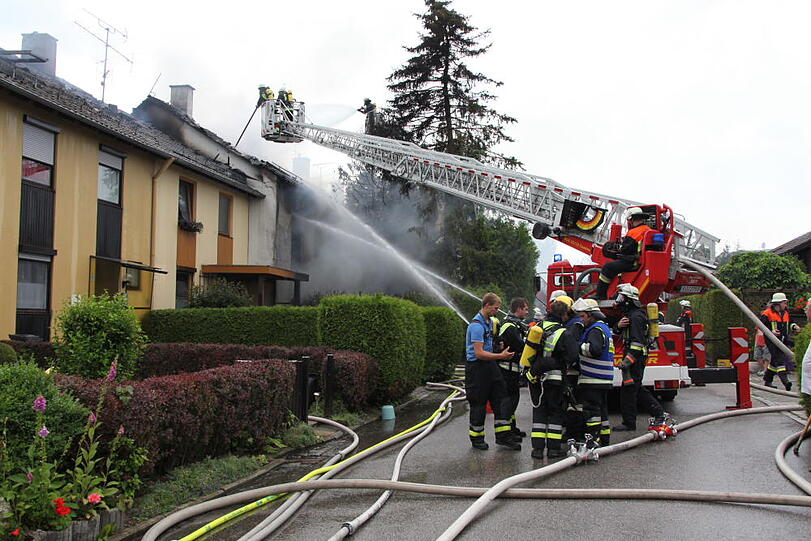 Rauchschwaden in Eiselfing: Ein Wohnhaus steht in Flammen.