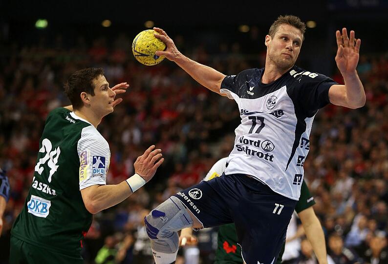 Berlins Bartlomiej Jaszka (l) und Flensburgs Michael Knudsen kämpfen um den Ball.
