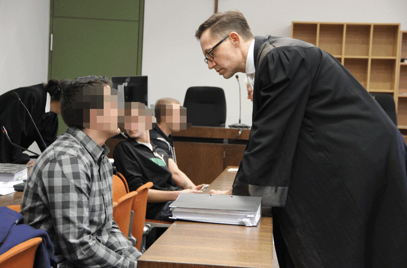 Sollen einen Dealer ausgeraubt haben: Die drei Angeklagten.