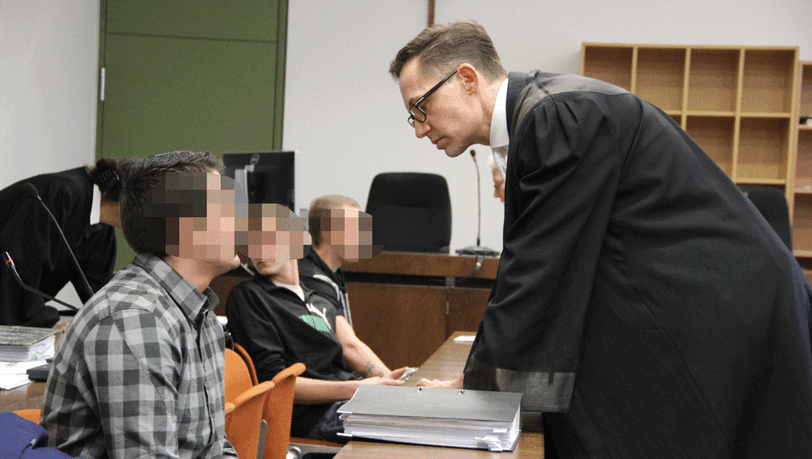 Sollen einen Dealer ausgeraubt haben: Die drei Angeklagten. Sollen einen Dealer ausgeraubt haben: Die drei Angeklagten.