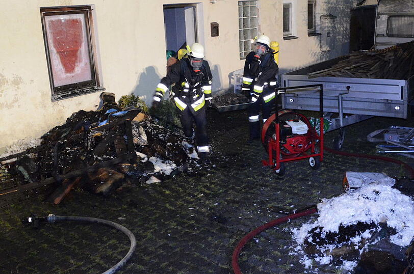 Zum Vollbrand eines Wohnhauses wurden die Feuerwehren aus Vilsbiburg, Seyboldsdorf, Aich und Bonbruck in der Nacht von Freitag auf Samstag kurz vor ein Uhr alarmiert.