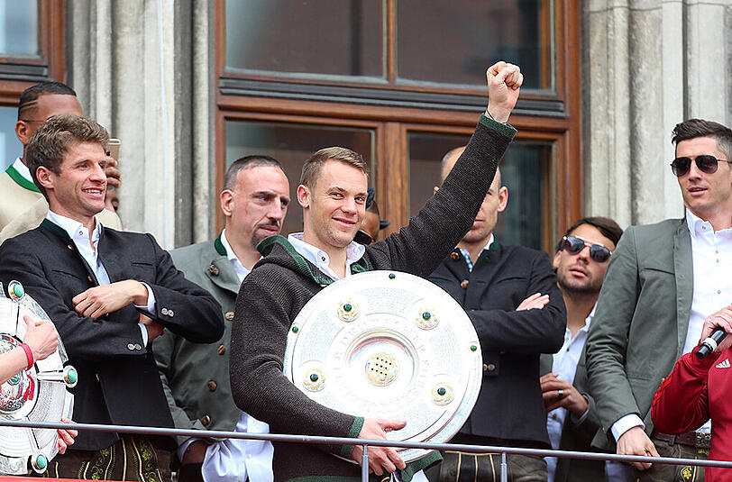 Am Sonntag feierte der FC Bayern (Männer wie Frauen) den Gewinn der Deutschen Meisterschaft. Tausende Fans waren auf den Marienplatz gekommen. Die Bilder.