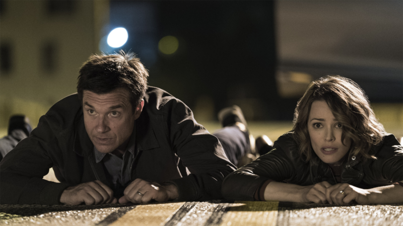 Noch denken Rachel McAdams und Jason Bateman, sie befänden sich in einem Mystery-Spiel.