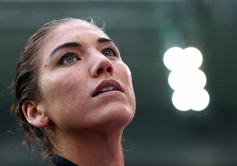 Die schönste Entdeckung der Frauen-WM: Hope Solo. Das Leben der USA-Torfrau soll jetzt sogar verfilmt werden. Ihre schönsten Bilder gibt's hier bei uns.