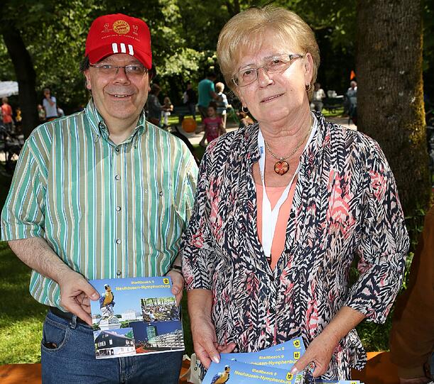 Im Sommer schien die Welt noch in Ordnung: Ingeborg Staudenmeyer mit BA-Mitglied Wolfgang Schwirz beim Stadtteilfest Neuhausen-Nymphenburg.