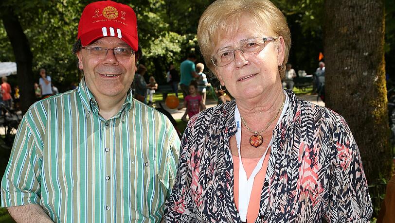 Im Sommer schien die Welt noch in Ordnung: Ingeborg Staudenmeyer mit BA-Mitglied Wolfgang Schwirz beim Stadtteilfest Neuhausen-Nymphenburg. Im Sommer schien die Welt noch in Ordnung: Ingeborg Staudenmeyer mit BA-Mitglied Wolfgang Schwirz beim Stadtteilfest Neuhausen-Nymphenburg.