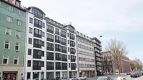 In dem weißen Haus mit den vielen Fenstern soll kommende Woche das &bdquo;Young Refugee Center&ldquo; eröffnen, eine Asylunterkunft nur für junge Flüchtlinge.