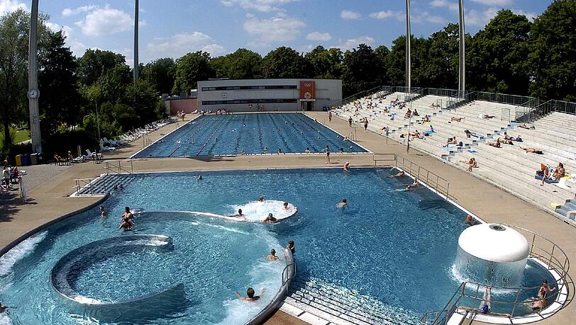 Nach der Schwimmbad-Saison setzen die Bauherren die Bauarbeiten an den Wohnungen fort.