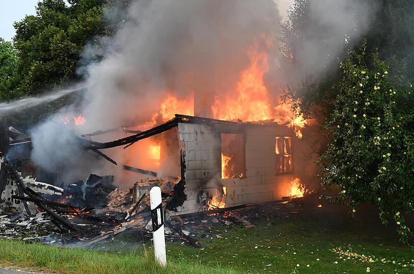 Das Haus steht in Flammen&hellip;