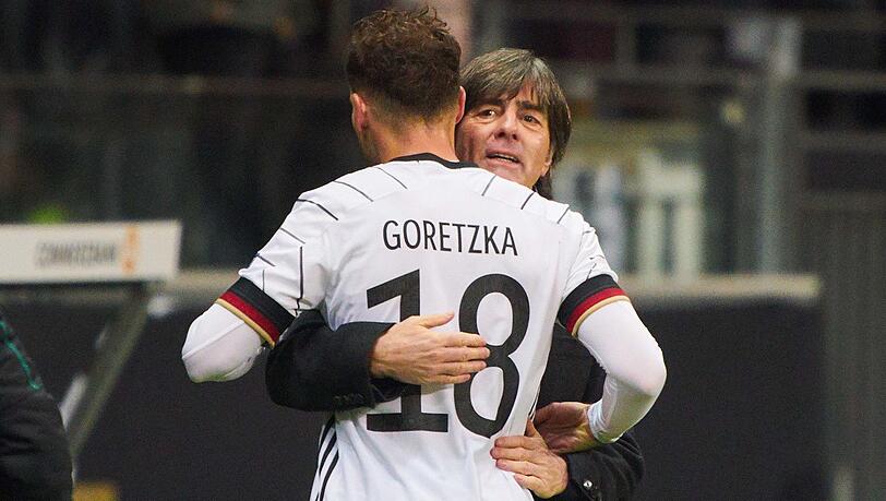 Innige Umarmung: Joachim Löw und Leon Goretzka beim EM-Qualifikationsspiel der DFB-Elf gegen Nordirland (6:1). Innige Umarmung: Joachim Löw und Leon Goretzka beim EM-Qualifikationsspiel der DFB-Elf gegen Nordirland (6:1).