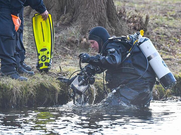 Polizeitaucher suchen im Wolziger See im Landkreis Dahme-Spreewald nach Rebecca.