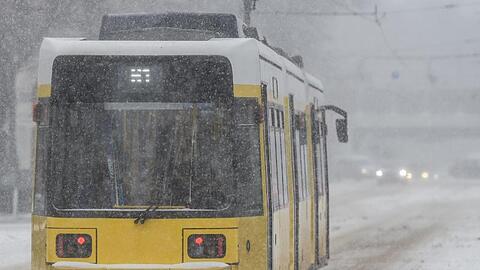 Eine Stra&szlig;enbahn f&auml;hrt in Berlin durch den Schnee.