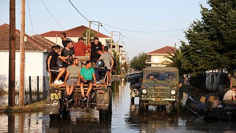 Überflutete Straßen im griechischen Palamas. In den meisten betroffenen Regionen ist die Stromversorgung wieder hergestellt worden. Probleme gibt es jedoch mit der Wasserversorgung.