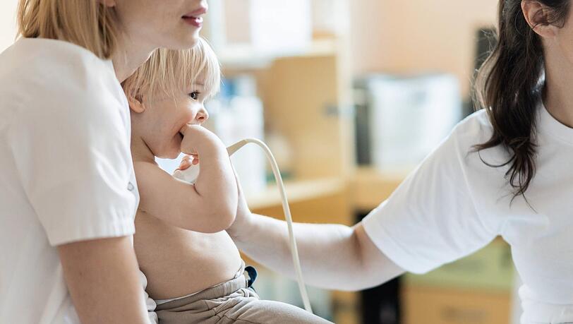 Wenn das Kind krank ist, müssen Familien oft weite Wege in Kauf nehmen. Denn nicht überall in München gibt es genügend Kinderärzte.