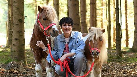 Francine Jordi hatte ihre Freude beim Besuch auf Gut Aiderbichl. Von Tieren kann man viel lernen, findet die S&auml;ngerin.