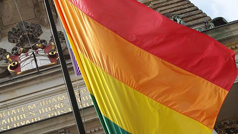 Am Rathaus - wie hier in Hamburg - wird in Aschaffenburg keine Regenbogenflagge gehisst. (Symbolbild)