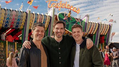 Dreharbeiten f&uuml;r den neuen M&uuml;nchner "Tatort: Teufelsrad" (v.l.): Carlo Ljubek (Nikola Buvak), Aron Lehmann (Regie) und Ferdinand Hofer (Kalli Hammermann).