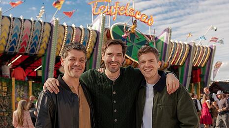 Dreharbeiten f&uuml;r den neuen M&uuml;nchner "Tatort: Teufelsrad" (v.l.): Carlo Ljubek (Nikola Buvak), Aron Lehmann (Regie) und Ferdinand Hofer (Kalli Hammermann).