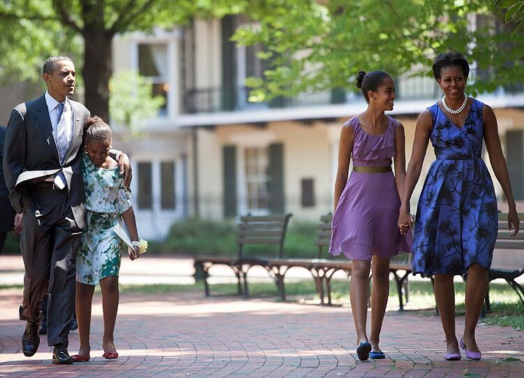 Nur selten sieht man Obama noch in Begleitung seiner Töchter und Ehefrau Michelle, wie hier auf dem Weg zur Kirche. Denn meistens...