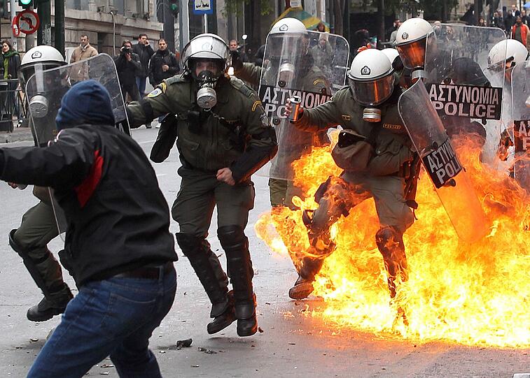 Brennende Geschäfte und Dutzende Verletzte: Stundenlange Krawalle begleiten in Athen die entscheidende Parlamentsdebatte. Immer wieder kam es jüngst zu Ausschreitungen. Die Bilder der vergangenen Tage aus Athen.