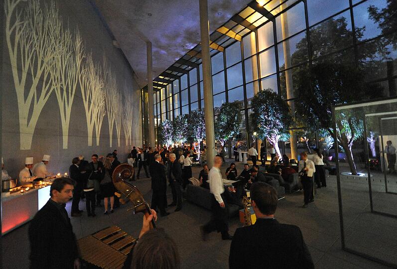 Aus Beton und Glas wird ein Lichter-Wald: Das Foyer der Pinakothek der Moderne verwandelte sich für einen Abend zum Sammelpunkt der Kunstinteressierten.
