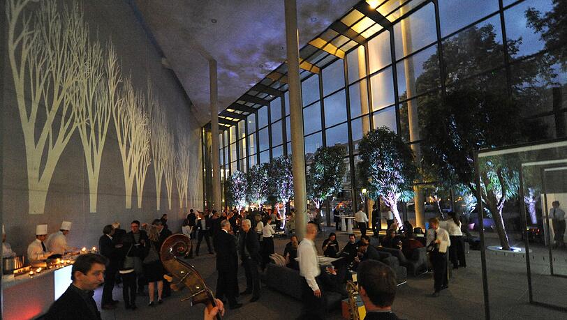 Aus Beton und Glas wird ein Lichter-Wald: Das Foyer der Pinakothek der Moderne verwandelte sich für einen Abend zum Sammelpunkt der Kunstinteressierten. Aus Beton und Glas wird ein Lichter-Wald: Das Foyer der Pinakothek der Moderne verwandelte sich für einen Abend zum Sammelpunkt der Kunstinteressierten.