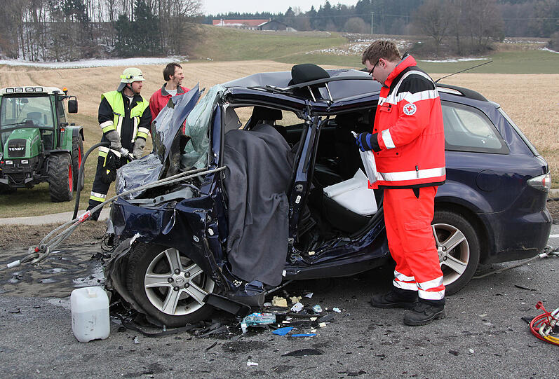 Schrecklicher Unfall auf der B12: Ein Auto fährt frontal auf einen entgegenkommenden Lkw und wird 30 Meter weit zurückgeschleudert. Der eingeklemmte Fahrer stirbt noch vor Ort.