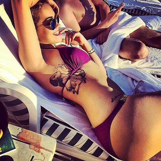 Rita Ora genießt ihr neues Single-Dasein im Bikini.