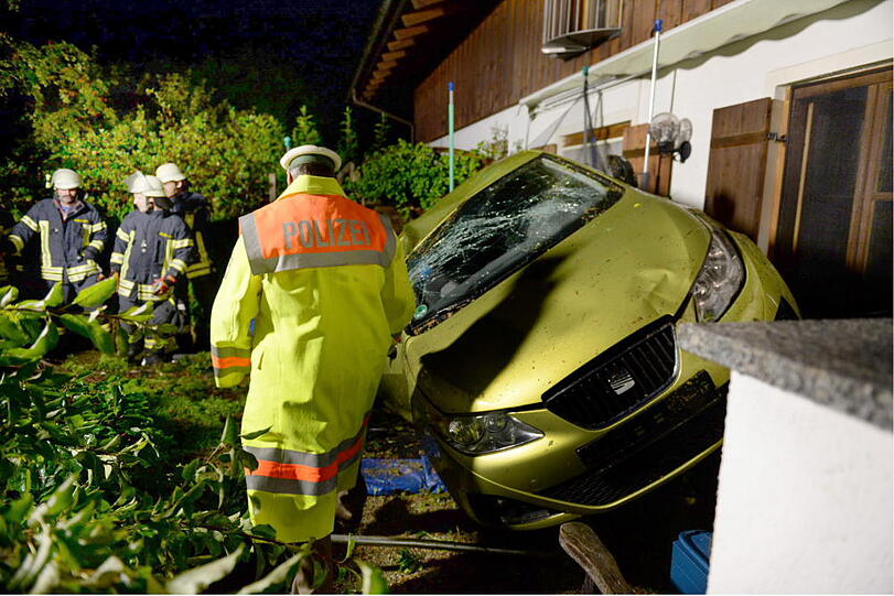 Der Wagen krachte in eine Hausmauer, der Fahrer wurde schwer verletzt. Die Bilder vom Unfallort.