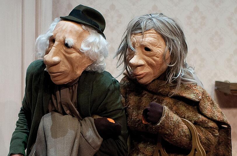 Das spanische Maskentheater Kulunka Teatro führt im Theaterzelt das Stück &bdquo;André & Dorine&ldquo; auf.