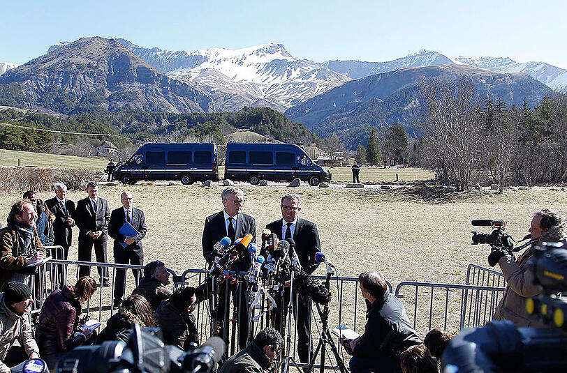 Lufthansa-Chef Carsten Spohr (r) spricht vor der Absturzstelle in den französischen Alpen.